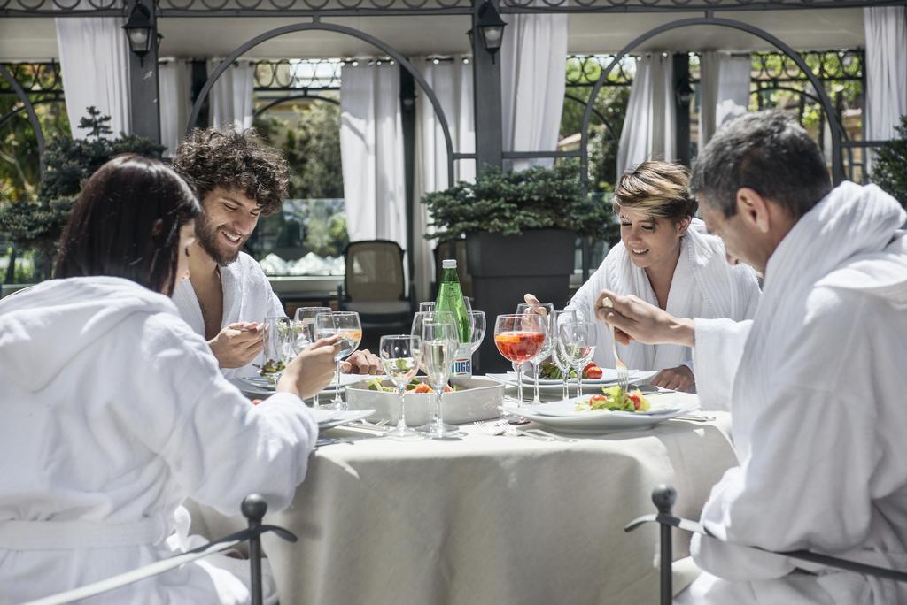อัมบาสซีอาตอรี เพลส โฮเต็ล Hotel ฟีอุจจี ภายนอก รูปภาพ