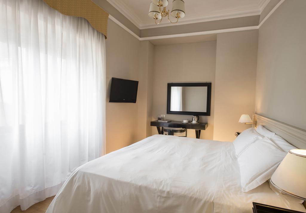 อัมบาสซีอาตอรี เพลส โฮเต็ล Hotel ฟีอุจจี ภายนอก รูปภาพ
