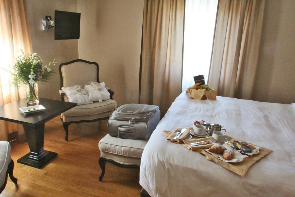 อัมบาสซีอาตอรี เพลส โฮเต็ล Hotel ฟีอุจจี ภายนอก รูปภาพ