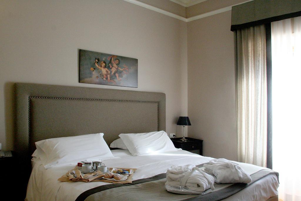 อัมบาสซีอาตอรี เพลส โฮเต็ล Hotel ฟีอุจจี ห้อง รูปภาพ