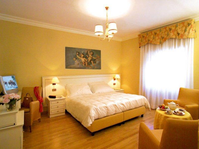 อัมบาสซีอาตอรี เพลส โฮเต็ล Hotel ฟีอุจจี ภายนอก รูปภาพ