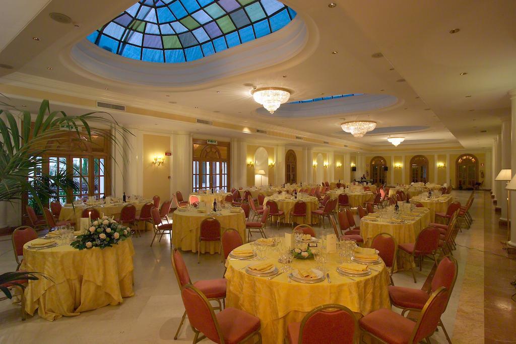 อัมบาสซีอาตอรี เพลส โฮเต็ล Hotel ฟีอุจจี ภายนอก รูปภาพ