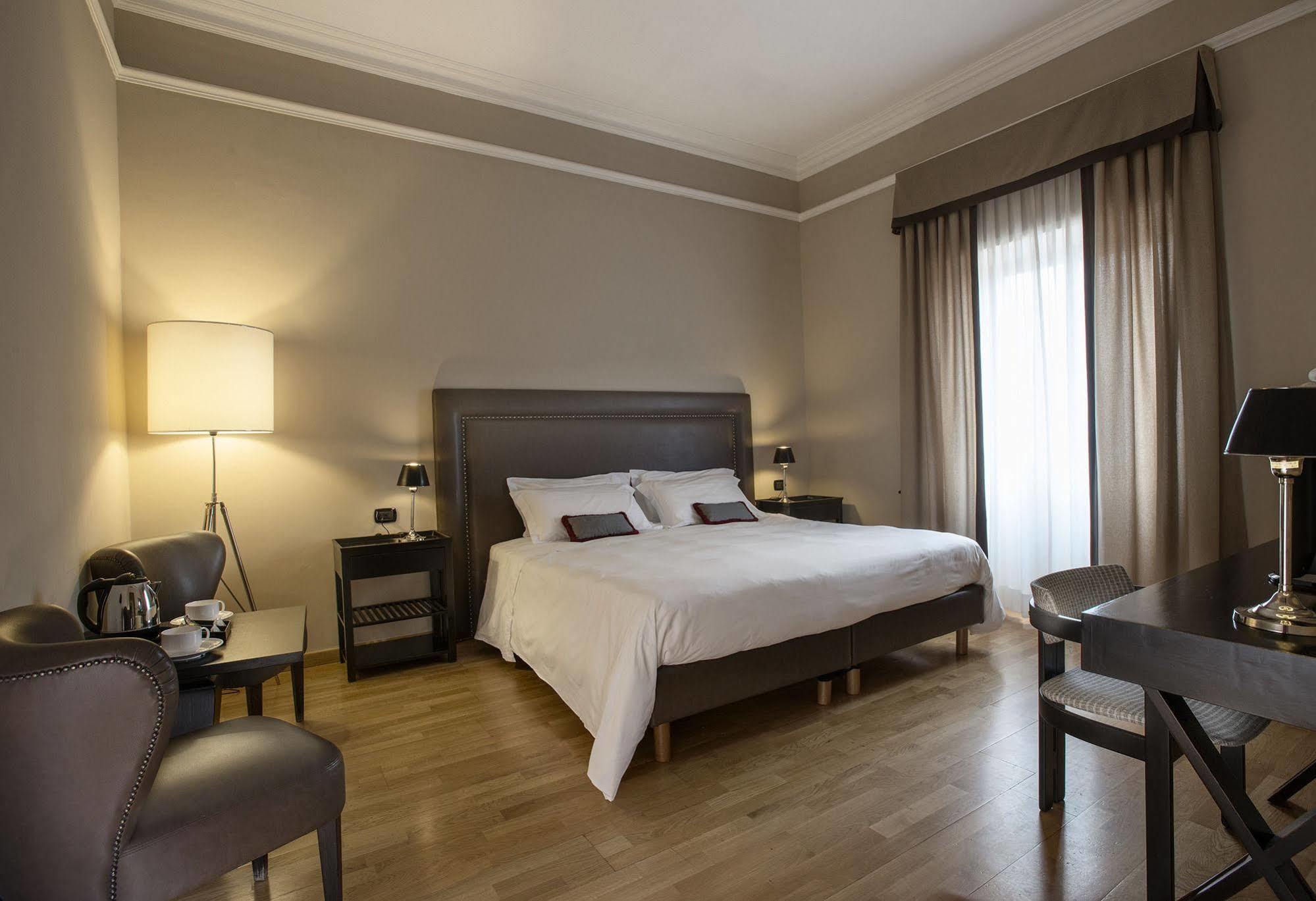 อัมบาสซีอาตอรี เพลส โฮเต็ล Hotel ฟีอุจจี ภายนอก รูปภาพ