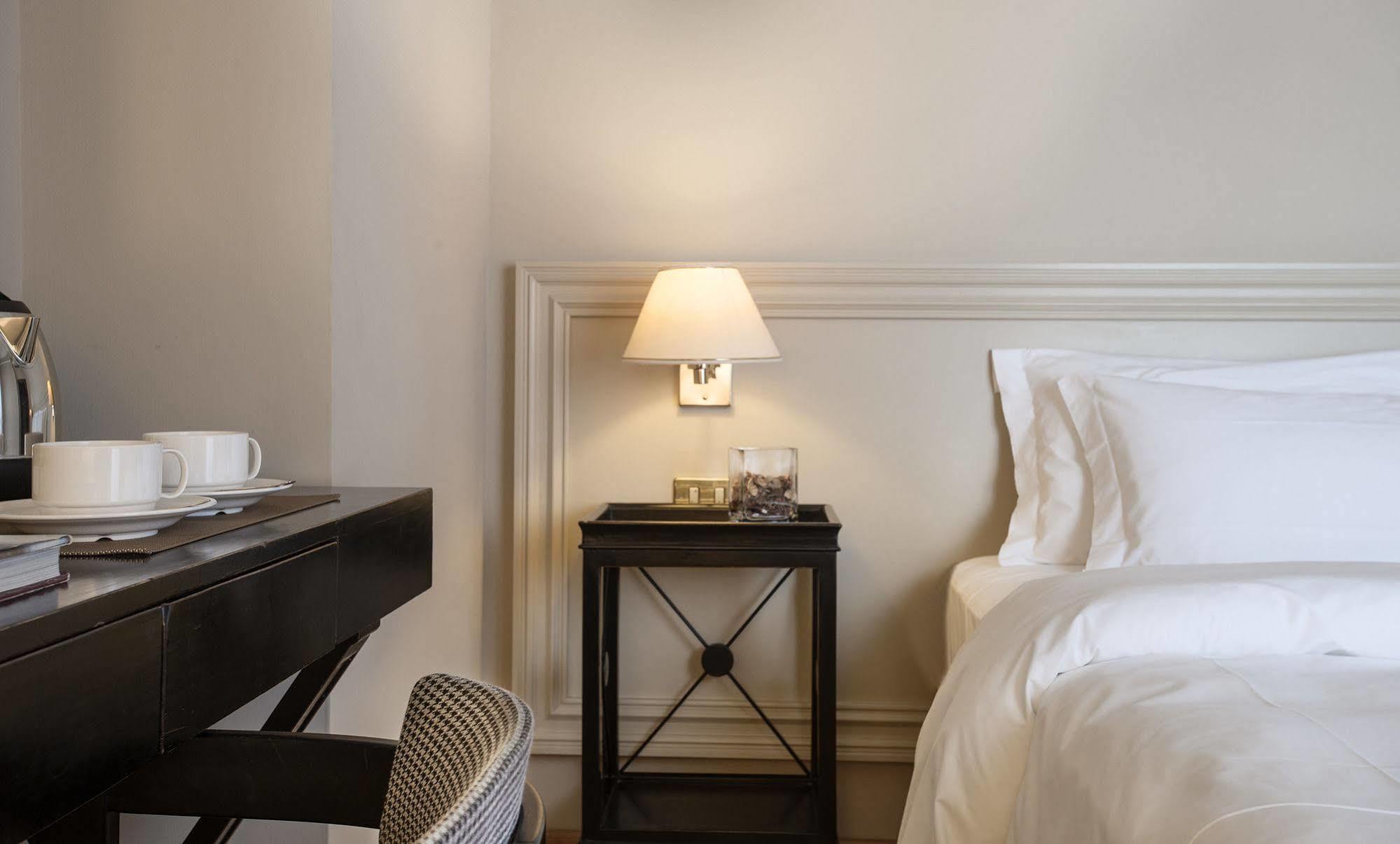 อัมบาสซีอาตอรี เพลส โฮเต็ล Hotel ฟีอุจจี ภายนอก รูปภาพ