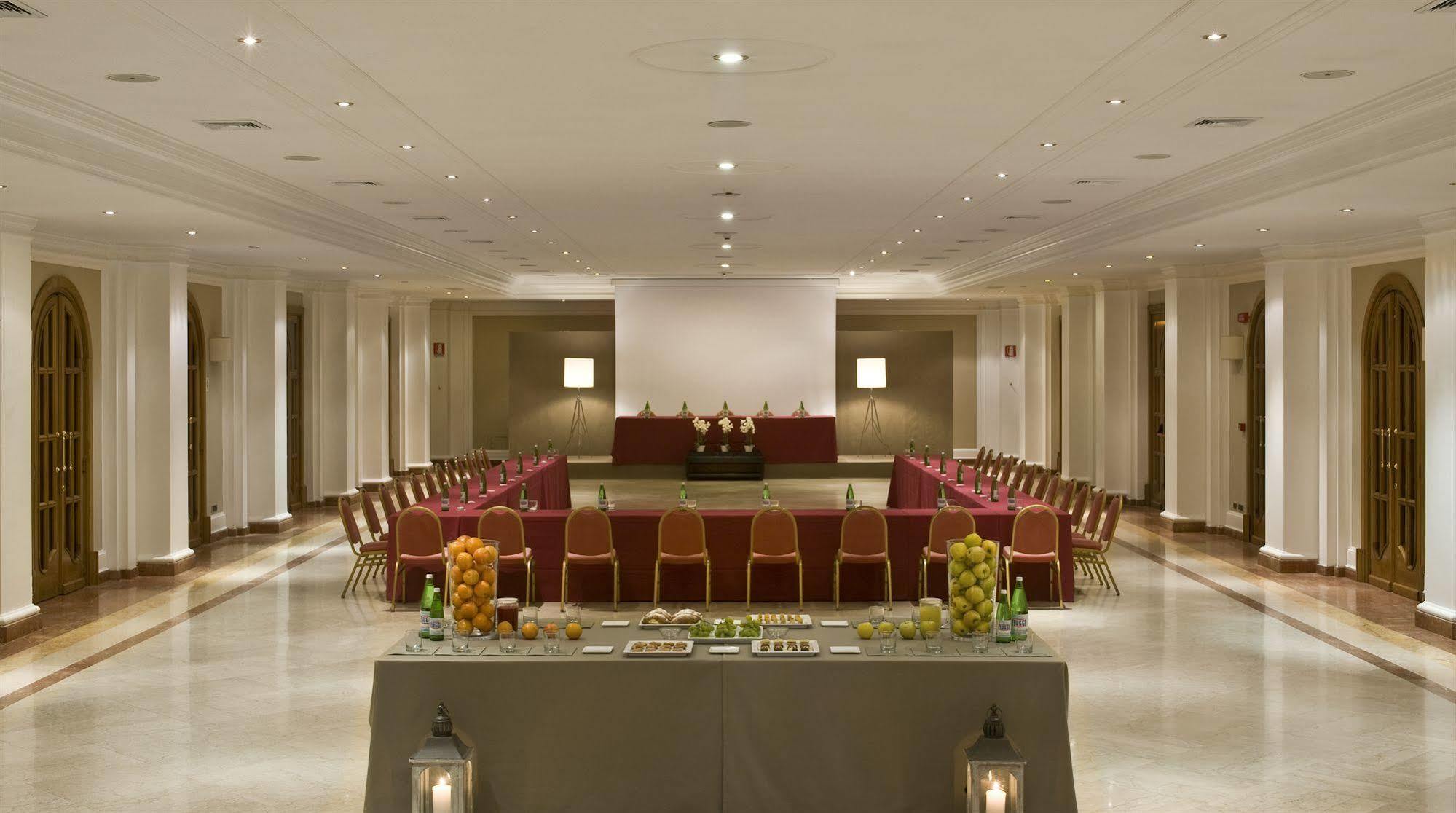 อัมบาสซีอาตอรี เพลส โฮเต็ล Hotel ฟีอุจจี ภายนอก รูปภาพ